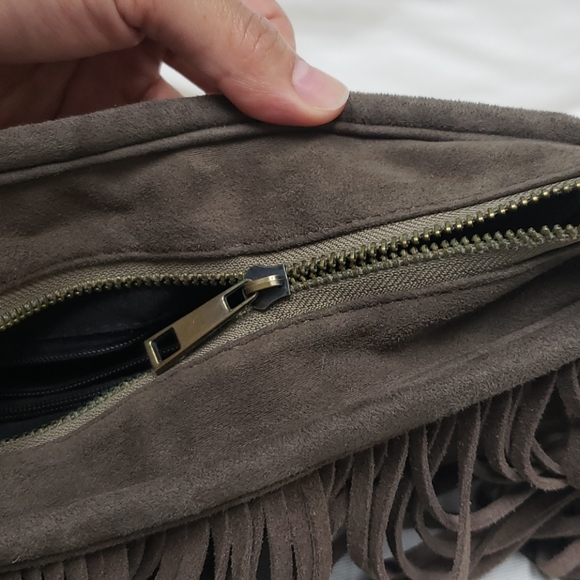 Ecoté suede fringe crossbody bag - Picture 8 of 15